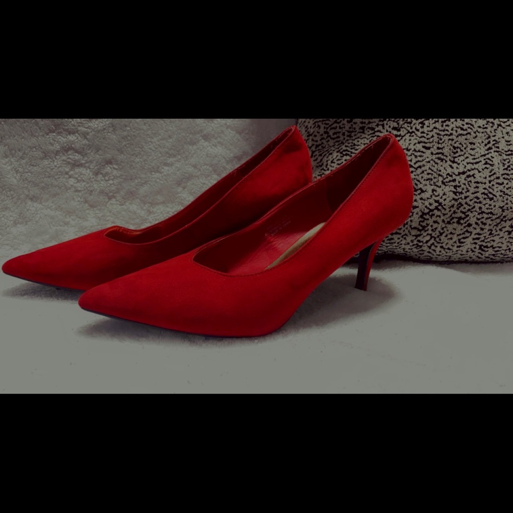 Suede red pumps